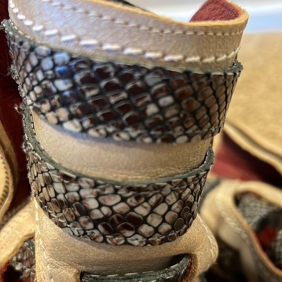 Freebird Tiara in Taupe - Picture 5 of 5